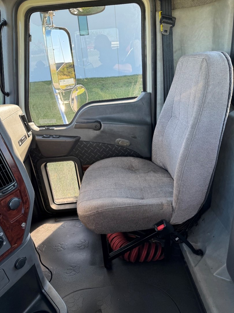 2016 Mack Day Cab - image 17